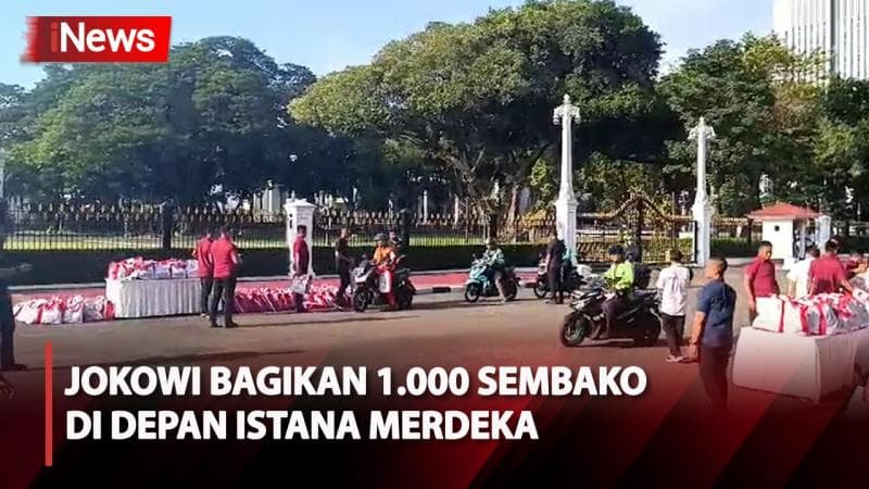 Presiden Jokowi Bagikan 1.000 Paket Sembako di Depan Istana Merdeka