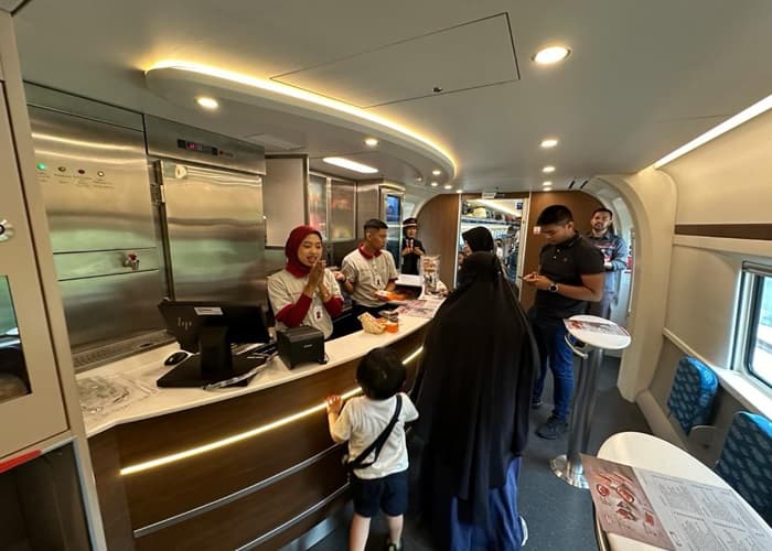 KCIC Hadirkan Layanan Kereta Makan di Perjalanan Whoosh