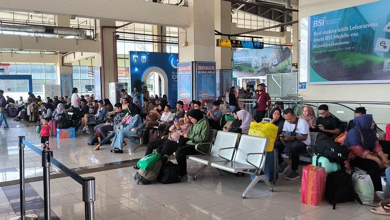 Bus Sumatera Kejebak Macet di Merak, Pemudik di Terminal Pulogebang Telantar 5 Jam
