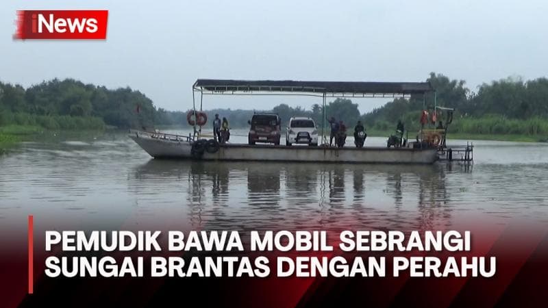 Mobil Pemudik Sebrangi Sungai Brantas dengan Perahu Tradisional untuk Hindari Macet