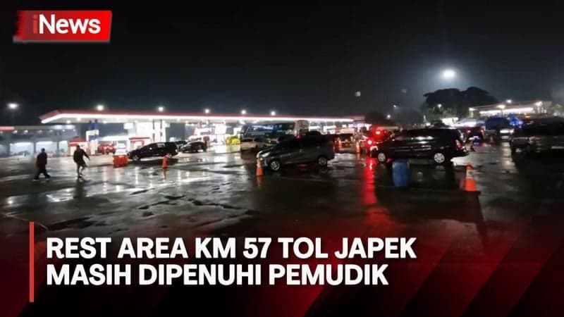 Suasana Rest Area Km 57 Tol Japek Masih Dipenuhi Pemudik saat Malam Takbiran