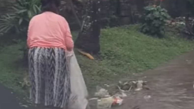 Viral Nenek Buang Sekarung Sampah di Saluran Air Bikin Geram Netizen