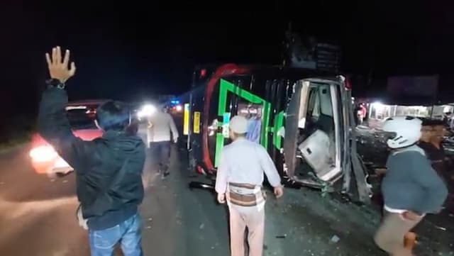 TKP Maut Bus Pariwisata Rombongan SMK Kecelakaan di Subang, di Turunan  Ciater