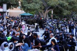 Massa Pendukung Palestina Duduki Gedung Kampus Universitas California