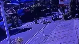 Kecelakaan Pedagang Tahu Keliling dengan Mobil di Mojokerto, Tahu Berceceran di Jalan