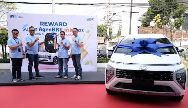 BRI Serahkan Hadiah Mobil untuk AgenBRILink Berprestasi di Yogyakarta