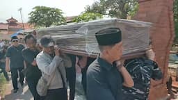 Jenazah Capt Suanda Korban Pesawat Jatuh di BSD Dimakamkan di Cirebon, Tangis Keluarga Pecah