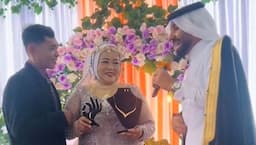 Viral Pria Saudi Ini Datang ke Pernikahan TKI di Indonesia, Beri Hadiah Rp43 Juta Tunai