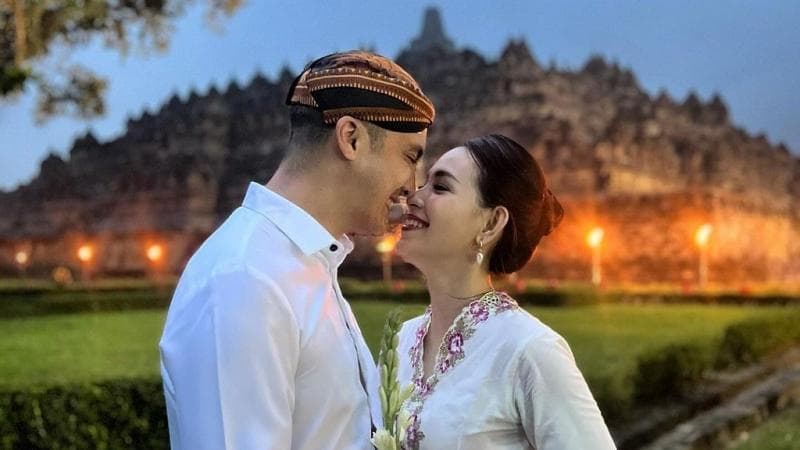 Momen Romantis Rendy Kjaernett dan Lady Nayoan Foto Depan Borobudur: Biarlah Ini Menceritakan Kisahnya