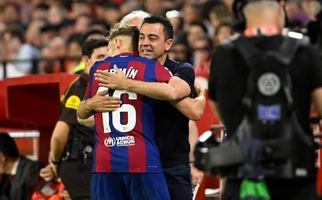 Barcelona Kalahkan Sevilla, Xavi Hernandez Dapat Pelukan Hangat
