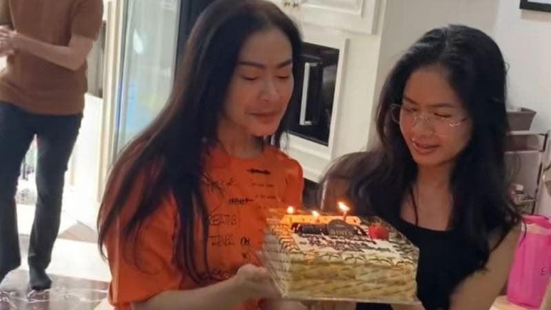 Iis Dahlia Ulang Tahun Ke-52 Dapat Surprise dari Sejumlah Artis, Terharu Mata sampai Sembap