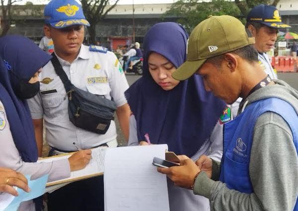 Tim Gabungan Tangkap Jukir Liar Viral Tarik Parkir Rp15.000 di Malang Tim Gabungan Tangkap Jukir Liar Viral Tarik Parkir Rp15.000 di Malang