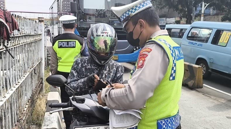 Polisi Tegaskan Pakai Earphone saat Berkendara Dilarang, Bisa Ditilang
