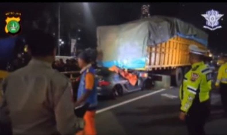 Mobil Porsche Tabrak Truk di Tol Dalam Kota Jakarta, Pengemudi Tewas di Tempat
