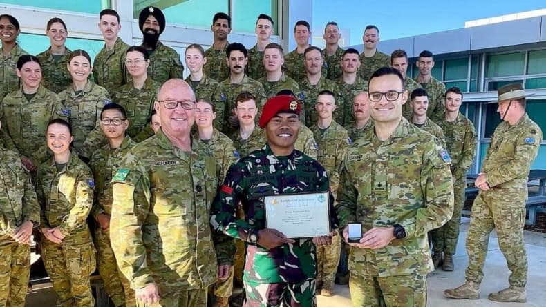 Keren! Prajurit TNI AD asal NTT Jadi Siswa Terbaik Latihan Militer Internasional di Australia Keren! Prajurit TNI AD asal NTT Jadi Siswa Terbaik Latihan Militer Internasional di Australia