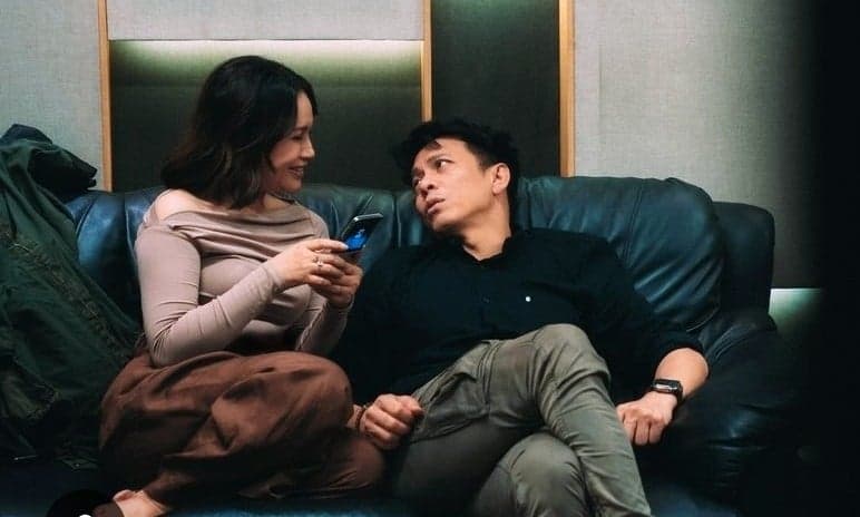 Rossa Bagikan Foto Duduk Manja dengan Ariel Noah di Sofa, Netizen: Semoga Berjodoh Ya Rossa Bagikan Foto Duduk Manja dengan Ariel Noah di Sofa, Netizen: Semoga Berjodoh Ya