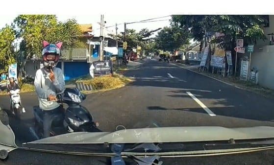 Viral Motovlog Hampir Tertabrak Mobil akibat Tak Mau Ngalah di Persimpangan, Catat Aturannya