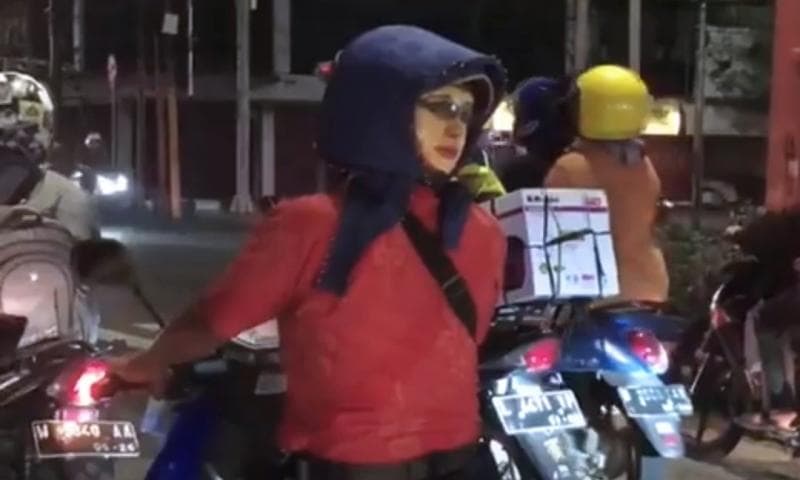 Viral Pengendara Motor Pakai Helm Bermuka 2, Netizen: Seperti Dilihati Serem Banget