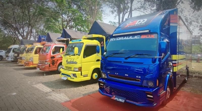 Ratusan Komunitas Truk Canter Kumpul di Booth Mitsubishi Fuso, Dimeriahkan Trio Macan Ratusan Komunitas Truk Canter Kumpul di Booth Mitsubishi Fuso, Dimeriahkan Trio Macan