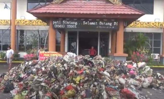 Viral Kantor Bupati Sintang Mendadak jadi Lautan Sampah, Begini Penampakannya