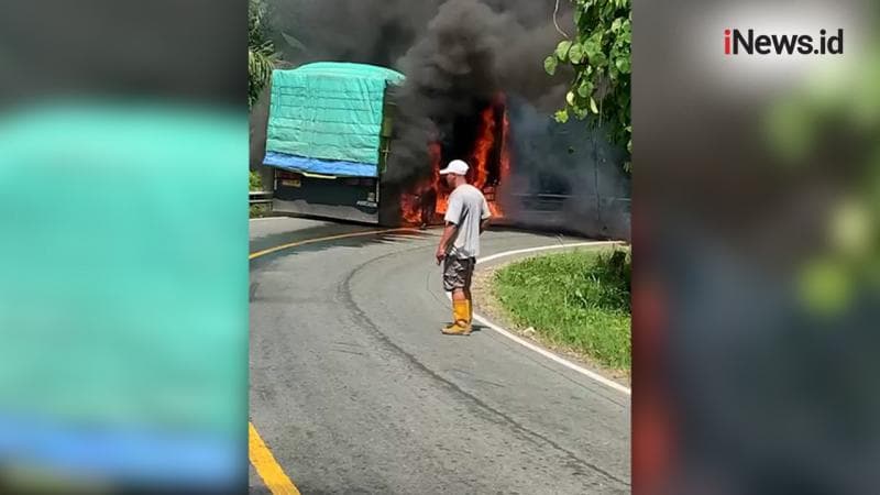 Truk Ekspedisi Terbakar Hebat di Jalan Trans Sulawesi, Diduga Korsleting Listrik