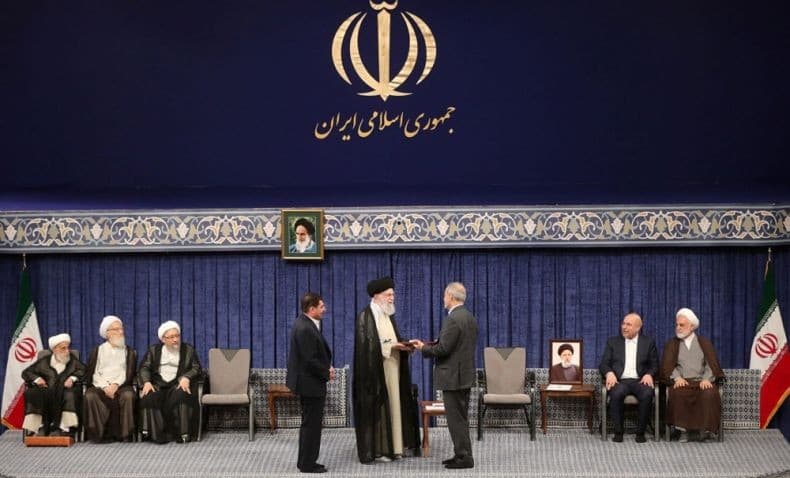 Pemimpin Tertinggi Ayatollah Ali Khamenei Sahkan Masoud Pezeshkian sebagai Presiden Iran