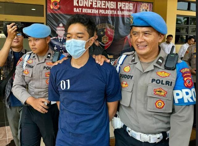 Ditangkap Polisi, Ini Penampakan Pemuda Bandung Bugil saat Terima Order Ojol