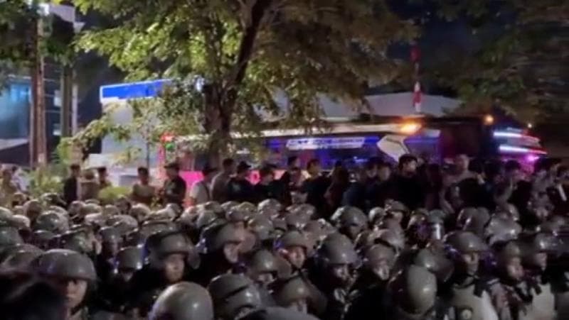 Viral Sopir Bus Bunyikan Klakson Telolet saat Demo Memanas, Mahasiswa dan Polisi Auto Joget Viral Sopir Bus Bunyikan Klakson Telolet saat Demo Memanas, Mahasiswa dan Polisi Auto Joget