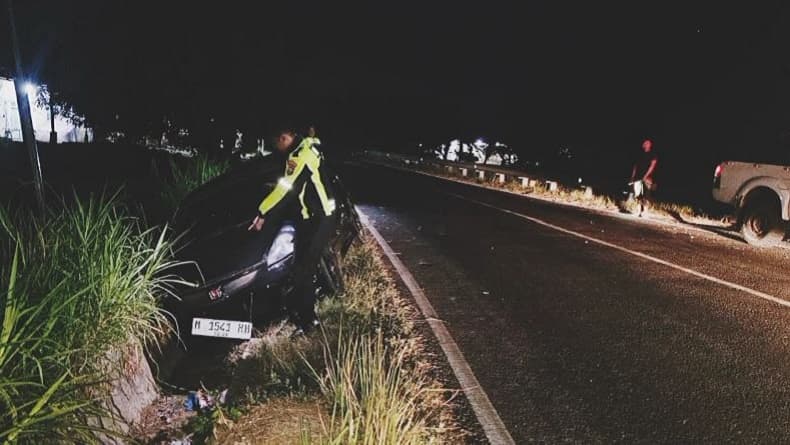 Polisi olah TKP kecelakaan di jalan raya Tanjung Bumi, Kabupaten Bangkalan, Madura, Jawa Timur. (Foto: iNews/Taufik Syahrawi)