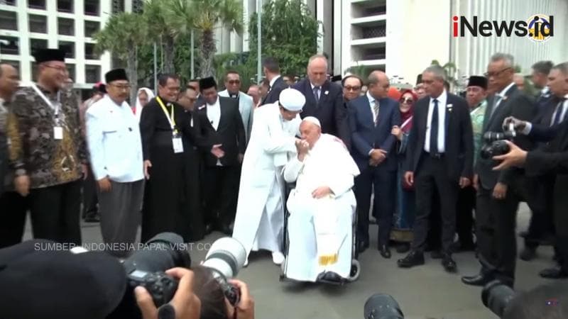 Indahnya Toleransi! Balas Kecupan Kening, Paus Fransiskus Cium Tangan Imam Besar Masjid Istiqlal Indahnya Toleransi! Balas Kecupan Kening, Paus Fransiskus Cium Tangan Imam Besar Masjid Istiqlal