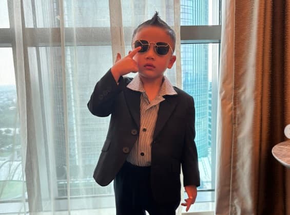 Gagahnya Rayyanza Pakai Jas, Dijuluki Mirip CEO hingga The Next Raffi Ahmad Gagahnya Rayyanza Pakai Jas, Dijuluki Mirip CEO hingga The Next Raffi Ahmad