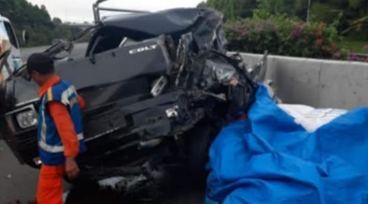 Mobil Pikap Kecelakaan di Tol Jagorawi, 2 Orang Terluka Mobil Pikap Kecelakaan di Tol Jagorawi, 2 Orang Terluka
