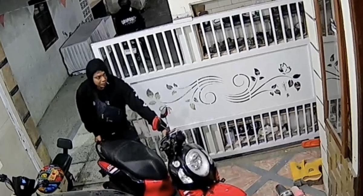 Terekam CCTV, Motor Anggota TNI Digondol Maling Saat Sholat