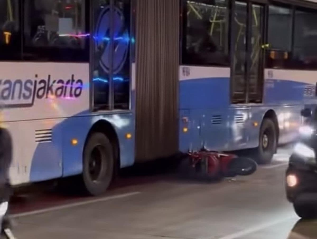 Viral Pemotor Masuk Kolong Bus Transjakarta, Begini Penjelasan Polisi