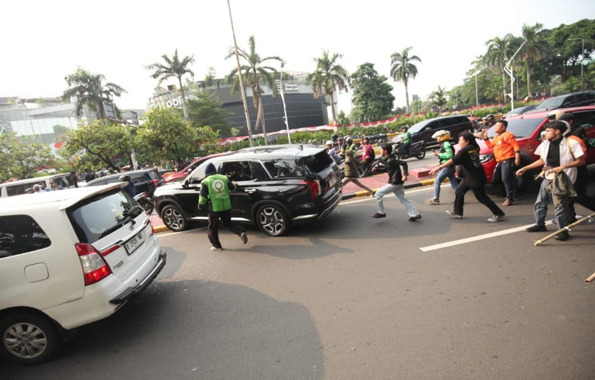 Massa Demo di DPR Mengamuk Hancurkan Mobil Hyundai Palisade yang Melintas