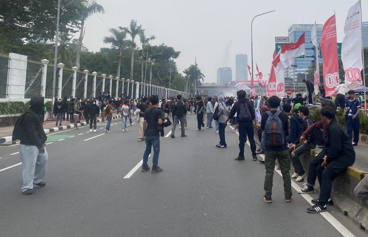 Siswa Sekolah Serang Polisi Pakai Petasan Saat Demo di Depan Gedung DPR RI