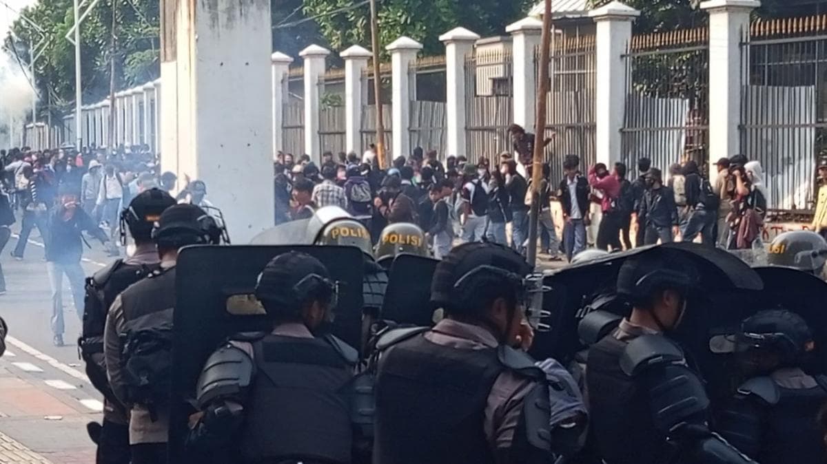 Massa Anak Sekolah Kembali Dipukul Mundur, Gedung DPR seperti Arena Tawuran