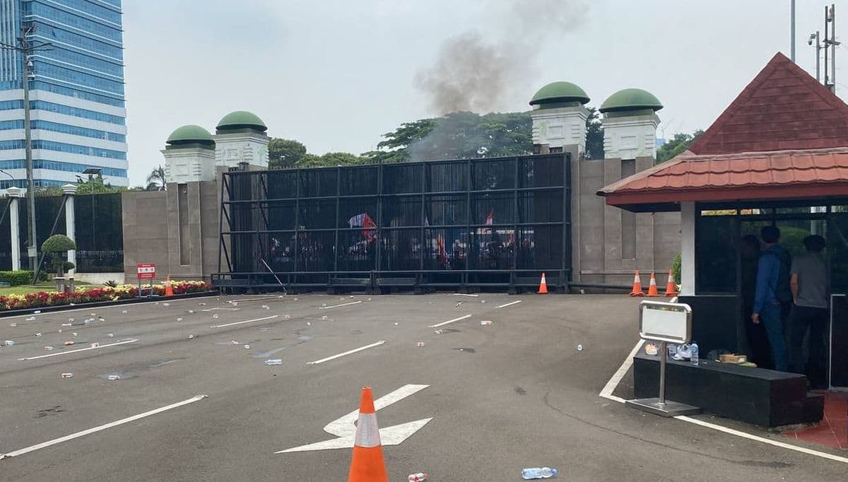 Demo di DPR Usai Buruh, Mahasiswa Langsung Lempar Petasan hingga Bakar Ban