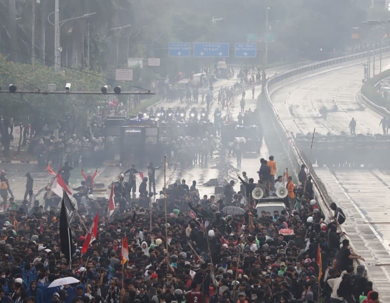 Mahasiswa Serang Polisi Pakai Petasan, Brimob Tembakan Gas Air Mata di Senayan