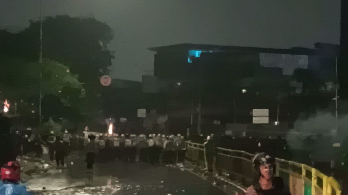 Bentrok Polisi dan Massa di Palmerah Berlanjut meski Diguyur Hujan Deras