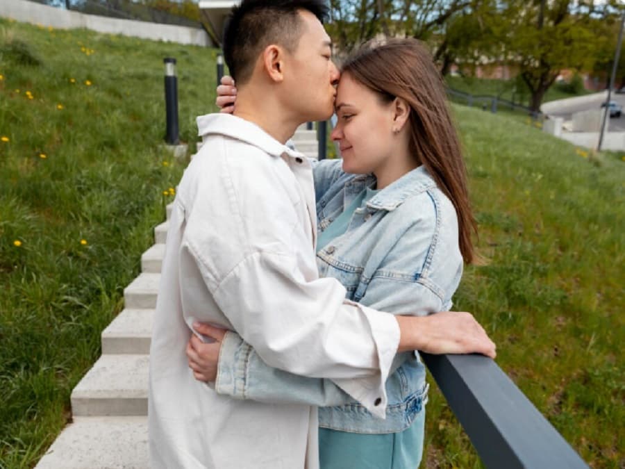 Hasil Penelitian: Mencium Istri Bisa Meredakan Stres Suami