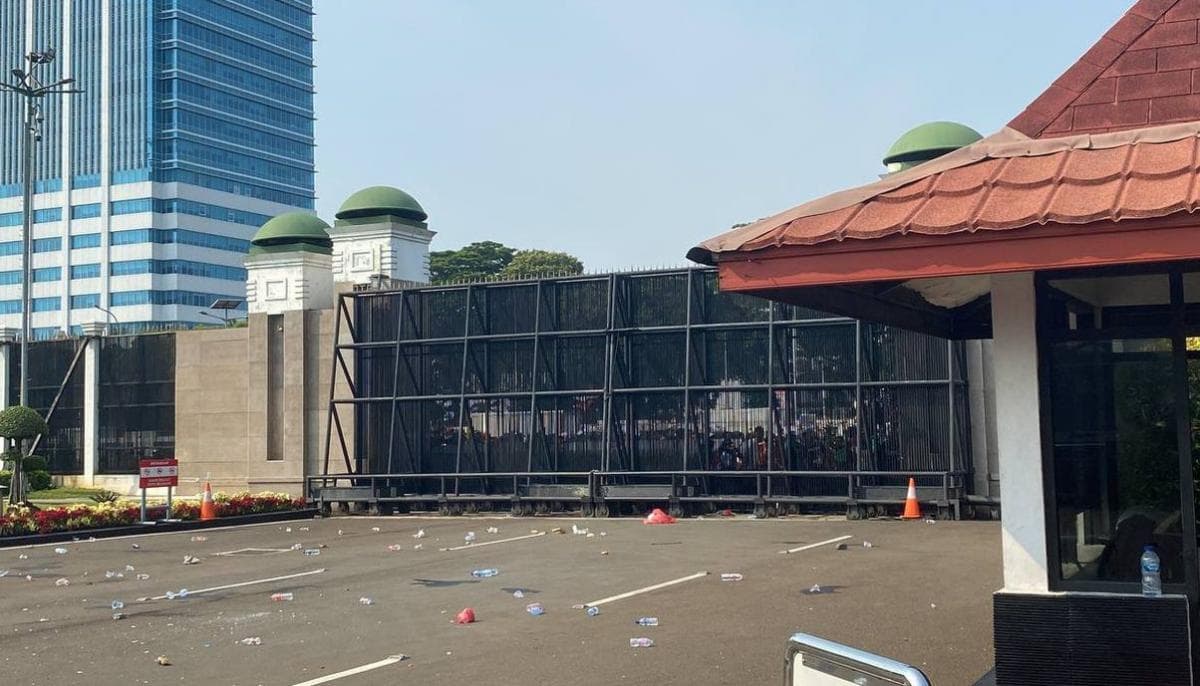 Massa Demo Datangi Gedung DPR, Minta Pintu Gerbang Dibuka