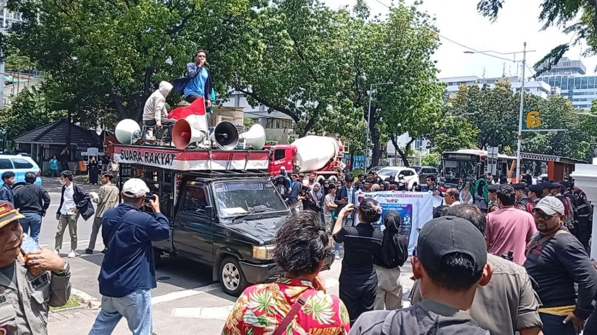 Sekelompok Mahasiswa Demo di Gedung DPRD DKI Jakarta Siang Ini, Apa Tuntutannya?