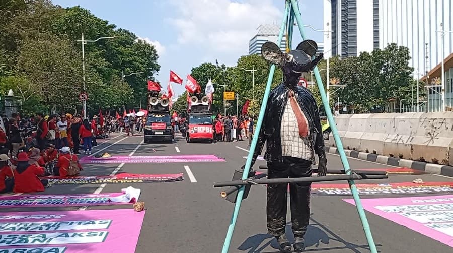 Buruh hingga Mahasiswa Gelar Unjuk Rasa Dekat Istana, Bawa 'Tikus' Kantor Berdasi