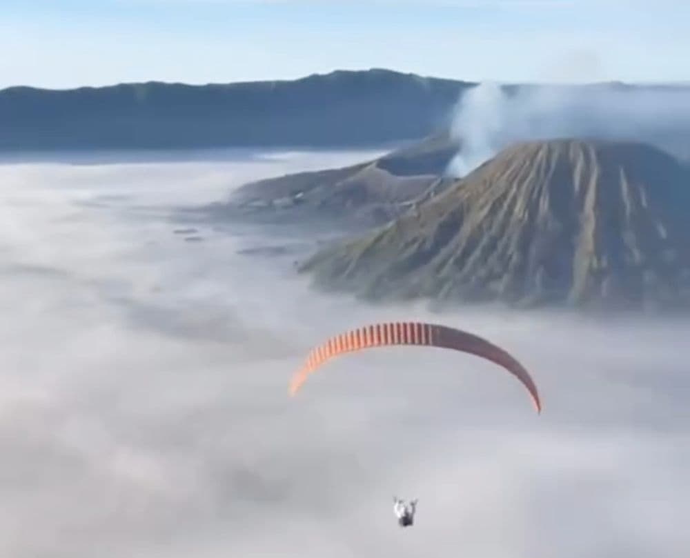 Viral Wisatawan Asing Diam-Diam Terbangkan Paralayang di Gunung Bromo