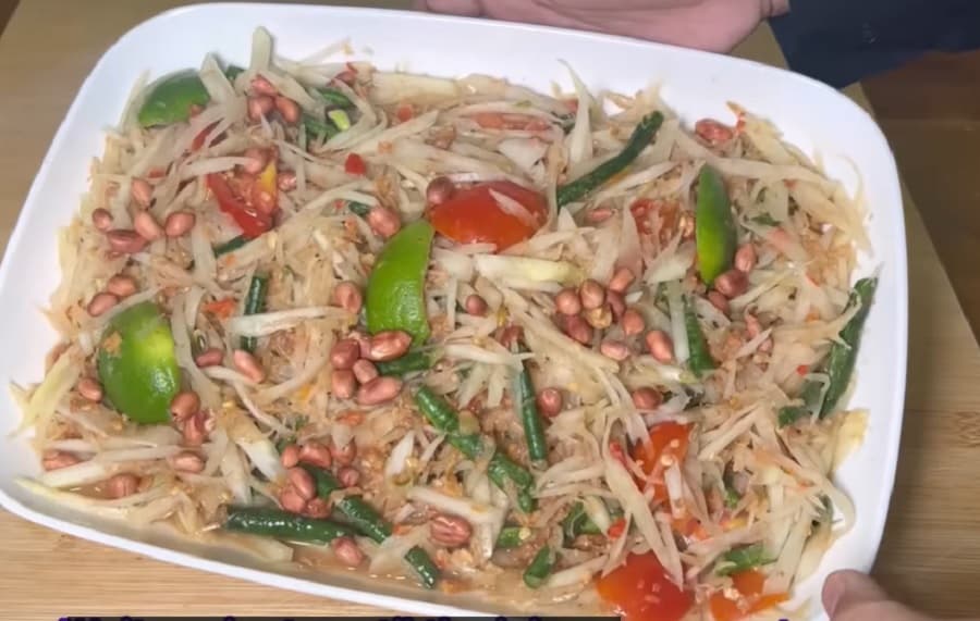Salad Thailand Som Tam Lagi Viral, Begini Cara Buatnya