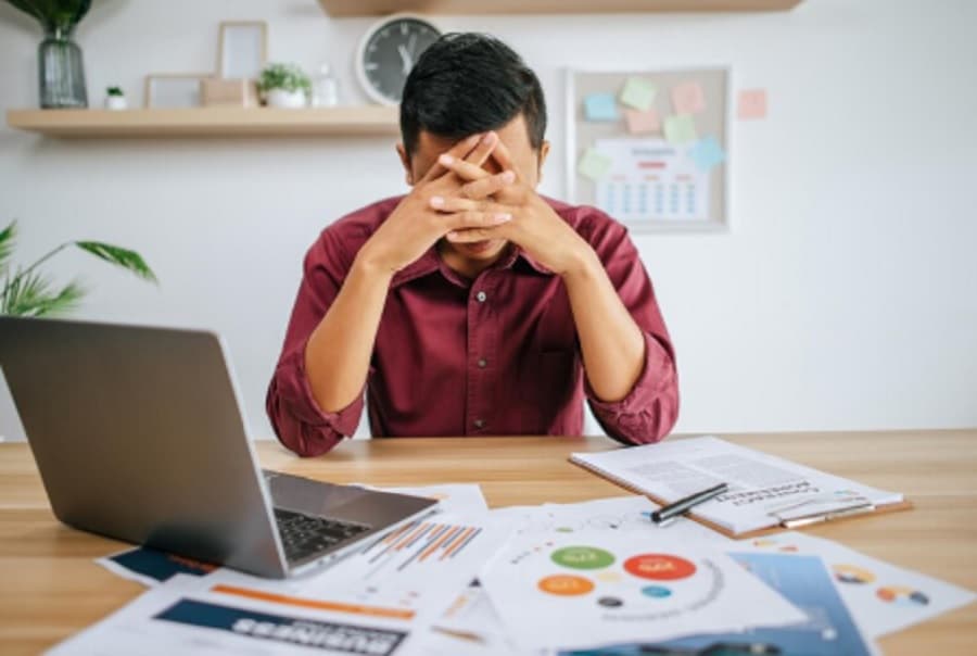 Arti Job Hugging yang Viral di Dunia Kerja dan Apa Penyebabnya?