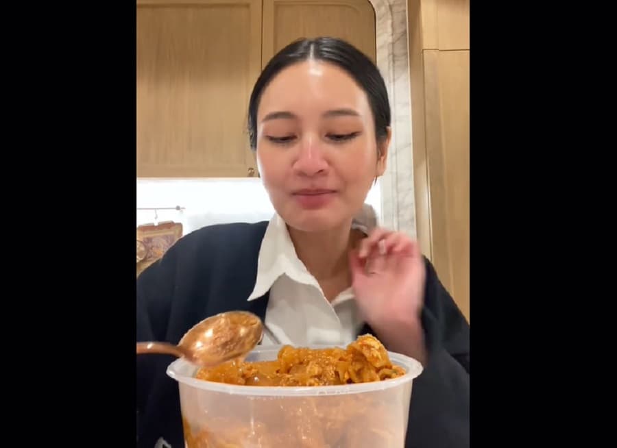 Viral Artis Thailand Mukbang Seblak, Netizen: Mulai Mendunia Nih!