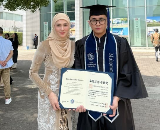 Mulan Jameela Hadiri Wisuda Putranya di Jepang, Rafly Aziz Pakai Blangkon