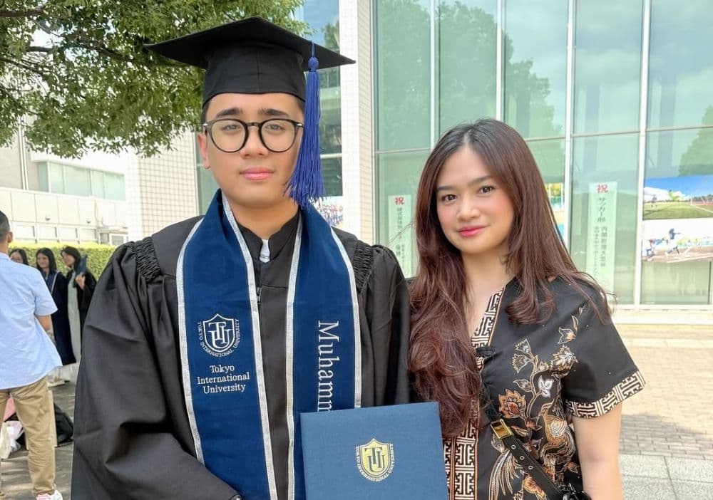Rafly Aziz Wisuda di Jepang, Dua Anak Mulan Jameela Curi Perhatian